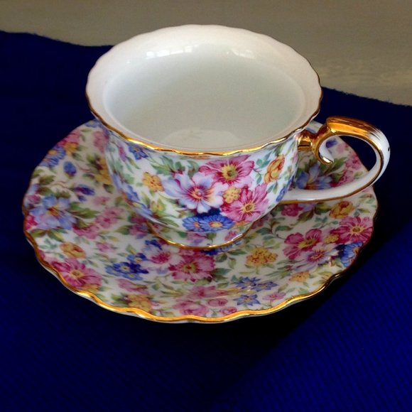 Adorable Vintage Floral Patterned Cup & Saucer with Gold Trim - Picture 1 of 5
